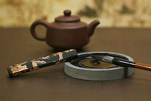 放在桌上的笔墨纸砚和茶壶
