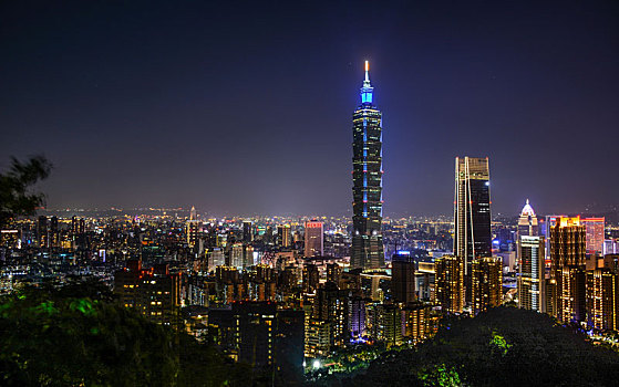 夜幕下台北市区俯瞰,101大厦璀璨夺目