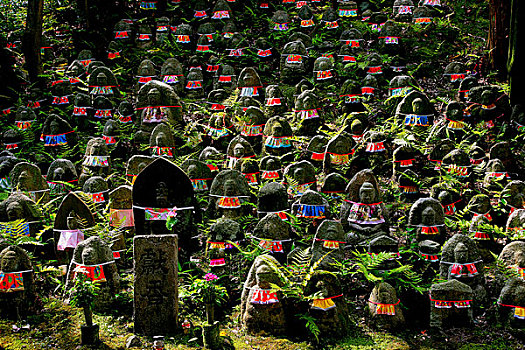世界文化遗产－－日本清水寺内的墓碑场