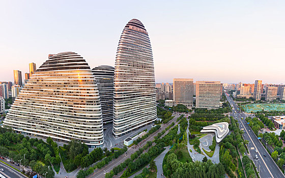 夕阳下的北京望京街道的cbd建筑