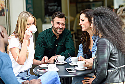 多种族,五个,朋友,咖啡,一起,三个女人,两个男人,交谈,笑,享受,时间,生活方式,友谊,概念,人