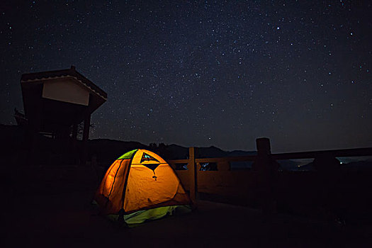 帐篷和夜晚的星空