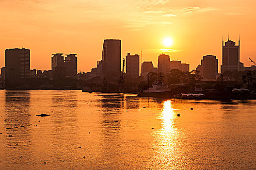 河面夕阳城市建筑