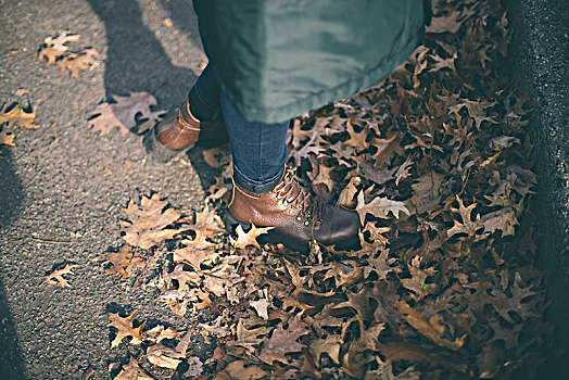 冬天,靴子,踩踏,叶子