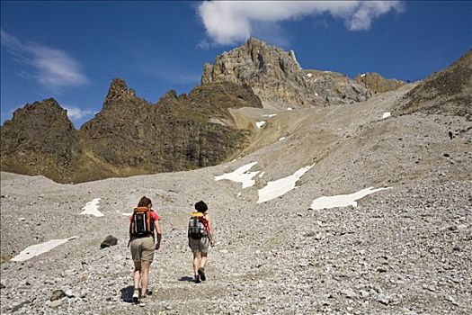 两个女人,远足,石头,冰河,小路,矿,高处,兰格尔圣伊莱亚斯,兰格尔圣伊莱亚斯国家公园,阿拉斯加