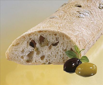 意大利拖鞋面包,橄榄,切片
