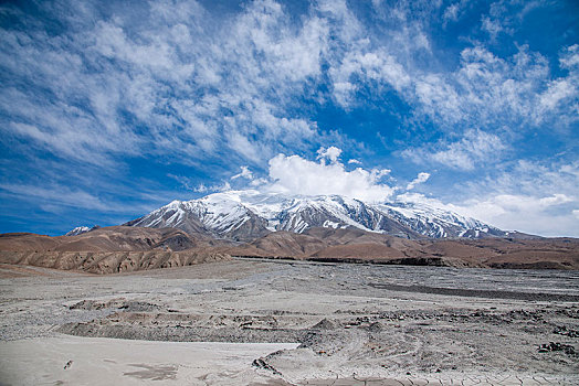 新疆喀什至塔县314国道塔什库尔干河谷边的雪山