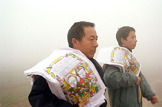 河南开封朱仙镇年画艺人张廷旭家和儿子出去卖年画