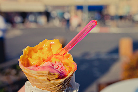 拿着,热带,冰淇淋蛋卷,夏天,下午,一瞬