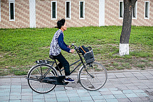 朝鲜人喜欢骑自行车出行成了名副其实的自行车王国