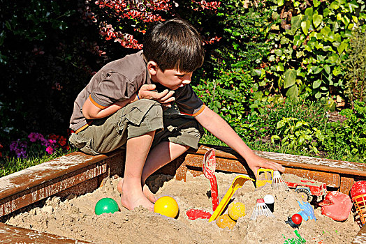 男孩,7岁,玩,沙坑,下萨克森,德国,欧洲