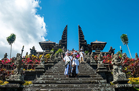 两个,巴厘岛,男孩,向下,楼梯,分开,大门,母亲,庙宇,布撒基寺,印度教,印度尼西亚,亚洲