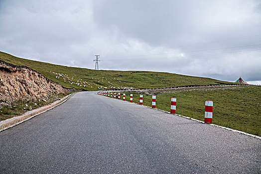 青海海南共和县鄂拉山区草原公路