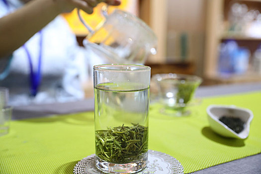 一杯绿茶和茶叶