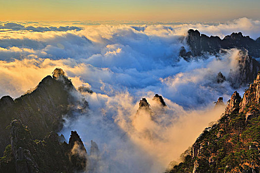 夕照黄山西海大峡谷