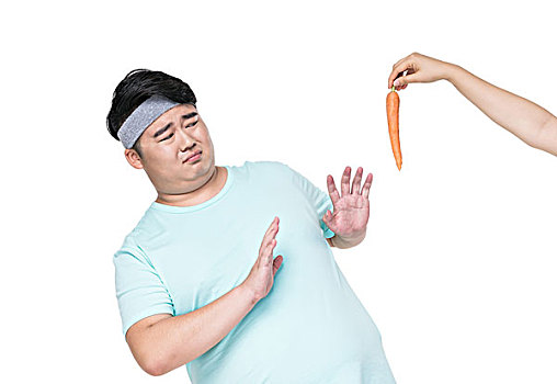 肥胖的青年男子拒绝吃胡萝卜