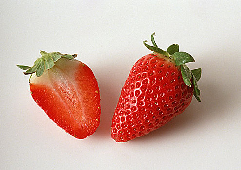 两个,草莓,横断面,一个,特写,白色背景