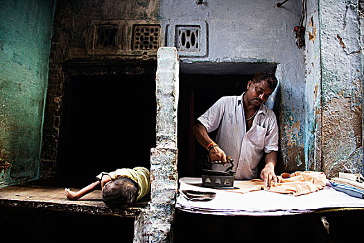 男人,熨烫,衣服,孩子,瓦拉纳西,印度