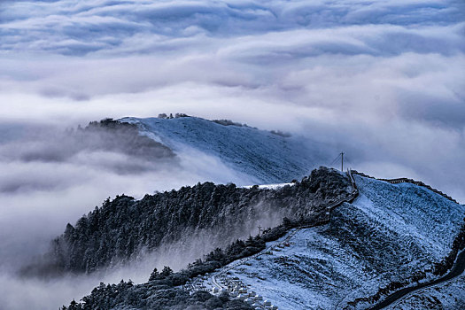 达瓦更扎云雾雪景