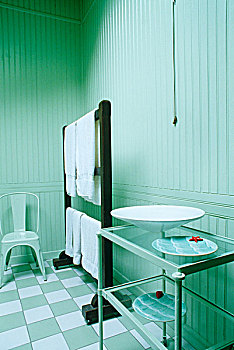 浴室,老式,一对,毛巾架,站立,靠近,不锈钢,玻璃杯,架子