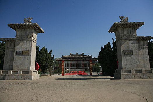 河南洛阳古墓博物馆,壁画修复人员在对壁画进行保护