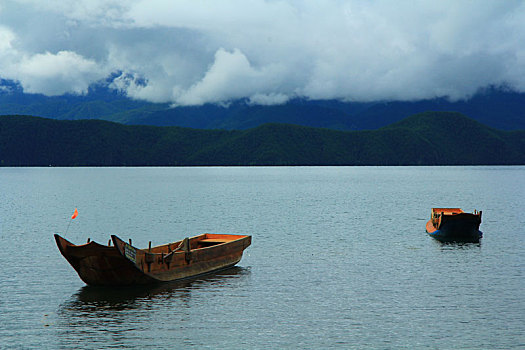 云南丽江泸沽湖湖面上的小船