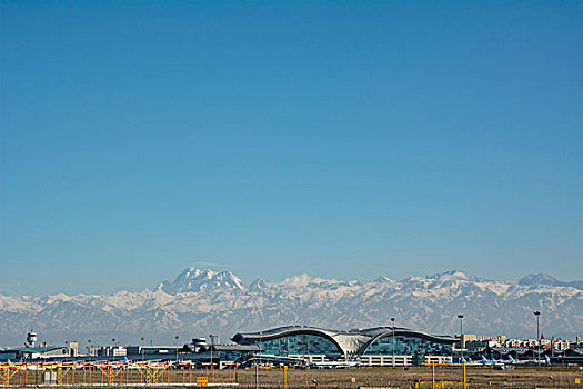 新疆乌鲁木齐地窝堡国际机场雪山背景