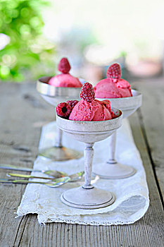三个,碗,树莓冰淇淋,花园桌