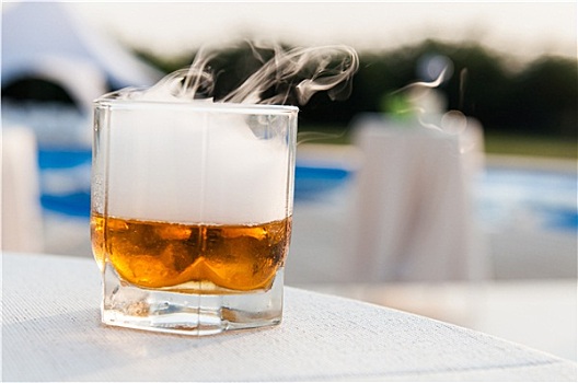 威士忌玻璃杯,水池,背景