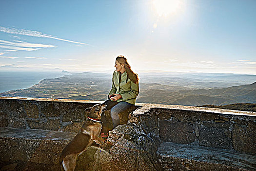 成年,女人,狗,向外看,俯视图,海岸,西班牙