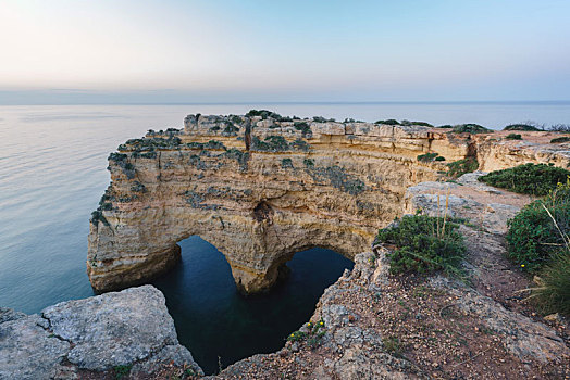 葡萄牙南部阿尔加维海岸线悬崖礁石自然景观日出风景,心形石,心形礁石