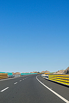 戈壁滩高速公路汽车背景-弯道