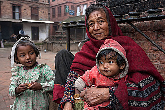 老人,尼泊尔人,女人,两个孩子,巴克塔普尔,尼泊尔,亚洲
