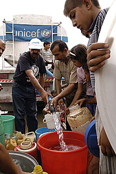 联合国儿童基金会,饮用水,巴士拉,许多,卡车,带来,水,道路,科威特,穷,居民区,进入