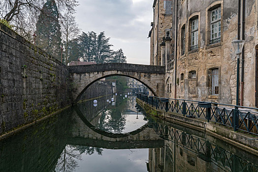 法国中世纪古城运河和石桥