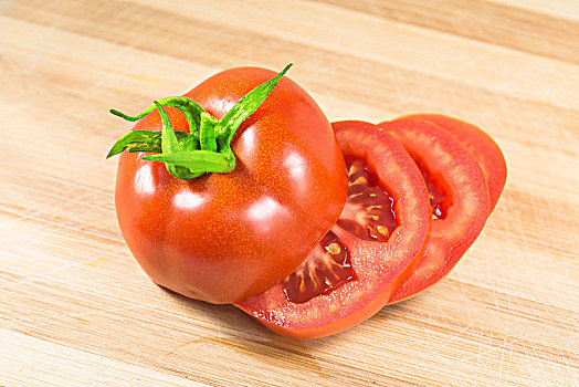 切片的西红柿在木板上