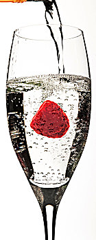 树莓,香槟酒杯