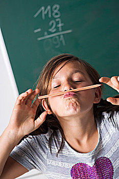女孩,头像,站立,正面,黑板,教室,拿着,铅笔,上方,嘴,德国
