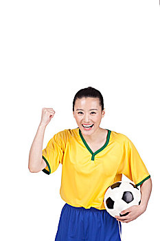 一个穿足球队服拿着足球的女青年