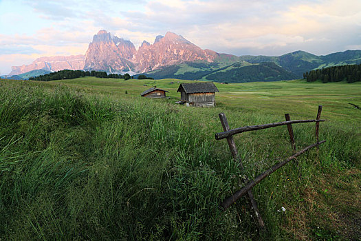 休斯山