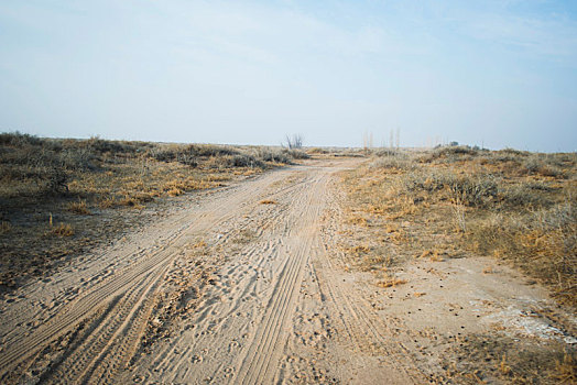 戈壁滩上的沙土道路