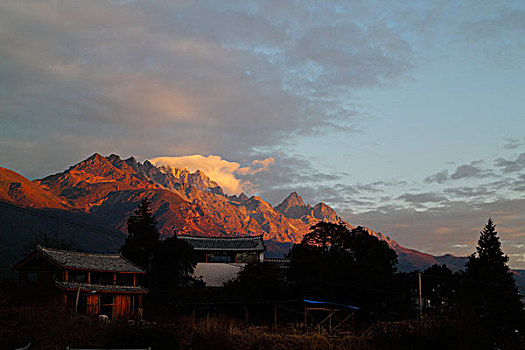 云南丽江玉龙雪山,清晨山峰