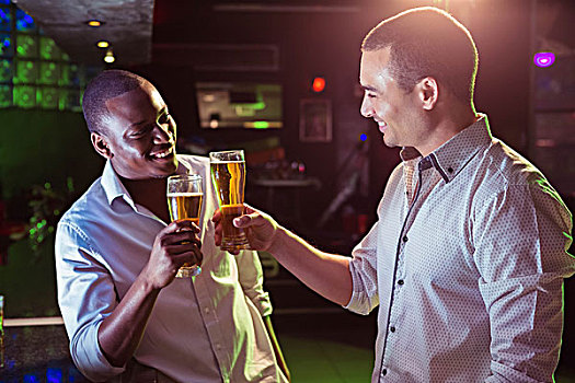 高兴,男人,欢呼,看,足球赛,酒吧,两个男人,祝酒,玻璃杯,啤酒