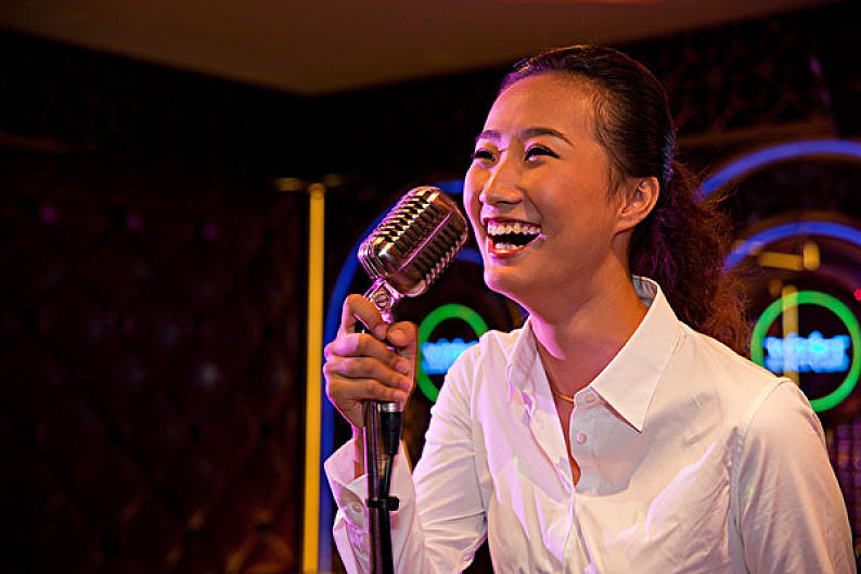 年轻女人在ktv唱歌_图片素材