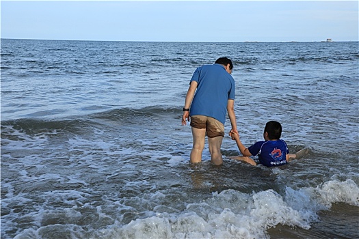 山东省日照市,海水浴场变成欢乐海洋,上万游客畅游大海打卡黄金海岸