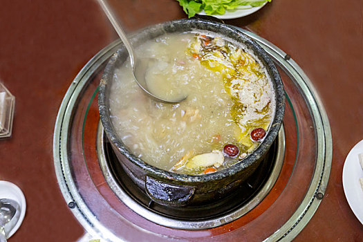 西藏林芝特色美食,石锅鸡