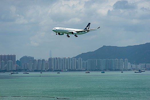 一架国泰航空的飞机正降落在香港国际机场