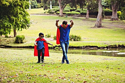 父子,超人,服饰,站立,公园