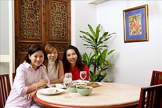 三个女人,坐,餐馆,桌上