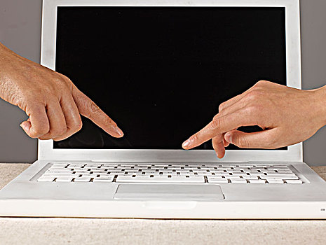 相向的两只手同时操作键盘